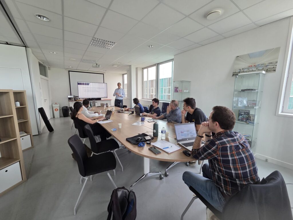 Olivier Maréchalle de Coboost intervenant sur un atelier commercial auprès des entrepreneurs incubés dnas notre salle showroom